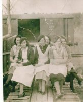 Rämön tehtaan tyttöjä ruokatunnilla 1935. Edessä Hilma  ja Hilkka Kanninen, Helvi Kutilainen, Elna Majuri, Aili tai Alma Lempinen ja Impi tai Sylvi Paloposki.