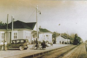 Raivolan rautatieasema vuonna1939. Edessä näkyy Niilo Kekin taxi.