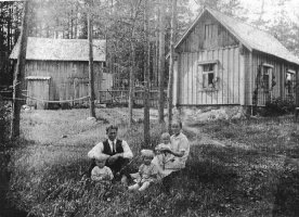 Kotitalonsa pihalla vuonna 1930, Aapro ja Lydia Tuokko ja lapset Heikki, Meeri ja Salme