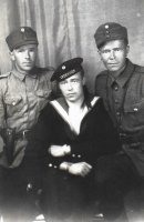 Tuokon veljekset Eino, Mikko ja Aapro isänsä Heikki Tuokon hautajaisissa Järvenpäässä vuonna 1941 