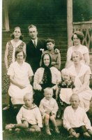 Vasemmalla takana Senja, Jori, Valerian ja Olga. Keskellä istumassa Maria-täti Firsova, Maria (mummo) Firsova, Sinaida ja Alli (2v) Kunitzin. Edessä vasemmalla Valdemar (5v) ja Leo (3v)  + Leonid- serkku , joka katosi 1944. Sonja, Jori, Maria, Olga ja Sinaida ovat siis sisaruksia (kuva: A.Kuntola).