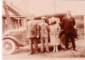 Kesällä 1929 Viktor, Jouko ja Iippo Rämö. Oikealla kotiopettaja.