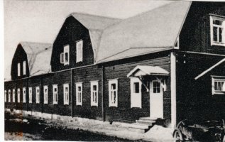 Vuonna 1922 Karjalan kannaksella, Kivennavan pitäjän Raivolan kylässä Viktor Rämö ja Filip Sorin perustivat Raivolan Kotelotehdas Oy -nimisen pakkaustehtaan (123). Sen merkittävimmiksi tuotteiksi nousivat savukekotelot. Parhaimmillaan Pilli-Klubi-askeja valmistettiin 60 miljoonaa kappaletta vuodessa. Vuonna 1939 tehdas jouduttiin siirtämään sodan uhan alla Lappeenrantaan, missä se toimii edelleen.