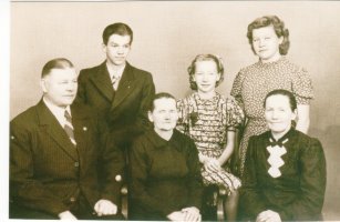 Viljo, Katri, Tenho, Maire ja Aila Luntila, sekä keskellä Vilhelmiina Lund os. Kansonen (kuva: Ritva Sainio).