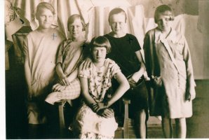 Ylä-Raivolan koulun (358) oppilaita jatkokurssilla 1928; Lempi Hiiri, Maire Munne, Toini Iivonen, Salli Rasilainen ja istumassa Lempi Kukkonen (kuva: L.Iivonen).
