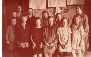 Ylä-Raivolan koulun (358) oppilaita ja opettajat käsityönäyttelyssä koulun valmistusvuonna 1928.