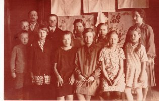 Ylä-Raivolan koulun (358) oppilaita ja opettajat käsityönäyttelyssä koulun valmistusvuonna 1928.