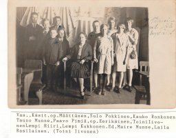 Ylä-Raivolan koulun jatkokurssi vuodelta 1933. Opettajana Määttänen ja Eerikäinen.