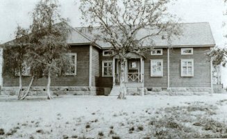 Ylä-Raivolan kansakoulu rakennettiin 1928. Koulussa kävi pääosin Suomenkylän koululaiset.