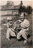 Eeva Sinikka Lehtinen os. Vatanen ja Hilma Lindfors Raivolassa 5.6.1944