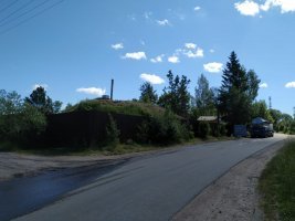 Raivolan kesäajan ongelmana on puhtaan juomaveden puute, jota paikataan Suomenkylän mäelle asennetuilla vesisäiliöillä (In summer problems with drinking water in Roschino. The water wells are situated near Korolenko Street)in 