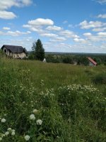 Suomenkylänmäen kyläkeinun ja kaivon paikka. Taustalla siintää Kuuterselkä