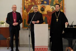 Piispa emeritus Seppo Häkkinen, kirkkoherrat Arto Viitala ja Kaarlo Saarento. Kuva Matti Hyvärinen.
