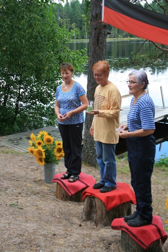 Kuva 5: D65-sarjan voitto tuli Satakunnan piiriin. Tuula Kaasalainen korkeimmalla korokkeella, kuten niin monesti ennenkin. Hopeaa voitti Riihimäen Karjalaisten seuran Heli Inkinen (vasemmalla). Pronssille suunnisti Suomusjärven Karjalaisten Anja Poutanen (oikealla).