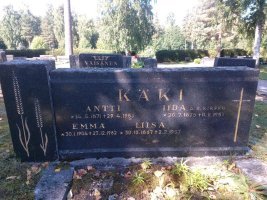 Käki Antti (Mikkola Löytömäki) ja Iida os. Kirppu sekä tytär Emma ja Antin sisar Liisa Käki, Kylmäkosken hautausmaa. Kuvaaja Toni Vanhala (Toni Vanhala)