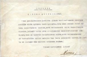 Mikko Mälkin omalle äidilleen Maaselässä keväällä 1943 veistetyn puurasian kanteen Mikon kirjoittama ja liimaama muistoteksti.
