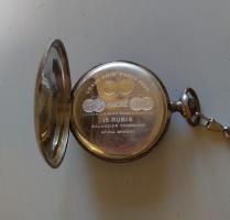 Tauno Rakkolaisen Zenith-kellon hopeapitoisuus on 800, ja se on valmistettu arviolta 1930-luvulla Sveitsissä. Kellon halkaisija on 54mm ja se sisältää 15 kiveä. Kuvaaja Jaana Ronkainen Kovero 9.4.2024 (om. Jaana Ronkainen)