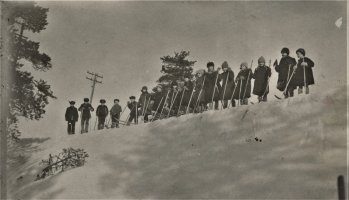 Hanhijoen koulun oppilaat hiihtämässä 