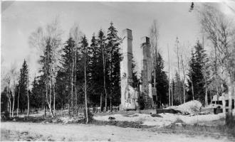 Mäkelän tilan päärakennuksen rauniot kevättalvella 1942