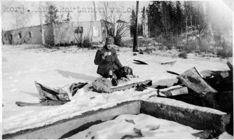 Mäkelän talon raunioilla isäntä kersantti Toivo Piironen