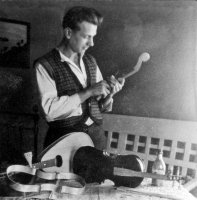 Einari Simonpoika Suuronen s.1911 on monipuolinen kädentaitaja, seppä ja soitinvalmistaja, joka sotien jälkeen valmisti Hauholla hirviveistoksia ja maalasi tauluja.   (Erkki Turkia)