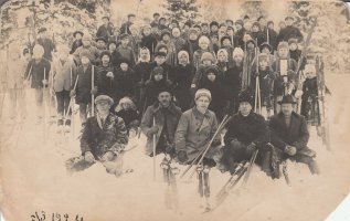 Kuvassa näyttäisi olevan koululaisia ja muutama vanhempi henkilö. Olisiko koulun hiihtopäivä tai -kilpailu. Vanhempien joukossa tuttuja häsäläläisiä. 2.3.1924? (Pirjo Seppälä, Maarit Nissinen)