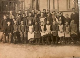 Häsälän koulu lukuvuonna 1923-24. Kansakoulu 1924 (Sisko Dunderfelt) 