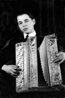 Arvo Mikkola s.1927 on taitava harmonikan soittaja 