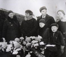 Jäähyväiset Toivolle. Takarivissä vasemmalla puoliso Anna vierellään sisaruksensa Elina, Anton ja Katri, edessä lapset Anja ja Aimo