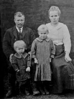 Kivojan jaossa v. 1921 sai vanhin poika Anton Suuronen s.1881 tilan nimeltä Kivikko. Emäntä Olga s.1888 on Häsälän Uutelasta. Lapsista vanhin on Aune s.1908 ja seuraava Yrjö s.1912. 