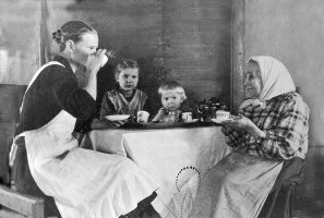 Mikon ottama herttainen kuva kahvihetkestä, jossa vieraana on Mikon täti Vappu (isän sisko) s.1847. Hilja vasemmalla ja taustalla lapset Soini s.1919 ja Oiva s.1923.  