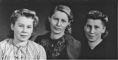 Samintalon tytöt Sirkka s.1922, Hilkka s.1927 ja Venla s.1913 Timperi kävivät yhteisessä valokuvassa sota-aikana. 
