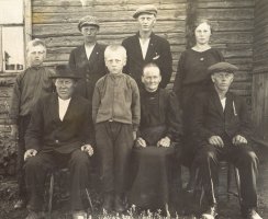 Koskelaisen perhe muutti Häsälään vuonna 1918 Löytömäeltä. Kaikki lapset olivat jo mukana muuttokuormassa. Perhekuvassa tuvan seinustalla ovat: Takarivissä vasemmalta Huugo s.1906, Uuno s.1903 ja Siviä s.1908. Nuoret pojat seisomassa vas. Eelis s.1911 ja Niilo s.1916. Eturivissä istumassa Joonas s.1875, Matilda s.1880 ja Jalmari s.1901.