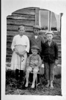 Lapset ovat asettuneet kuvaan. Vasemmalta: Siviä 13-v, Huugo 15-v, Eelis 9-v. ja Niilo 5-v. Kuvausvuosi noin 1921. 