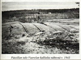 Pässillan talo näkyi v.1943 Vuorelan kalliolta peltojen ja Kolkkasjoen (Tervajoki) takana, sillä se ei tuhoutunut kesän 1941 taisteluissa. Metsä talon vasemmalla puolella on kyllä harventunut tykistötulessa. 