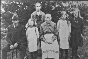 Mikkolan perhettä toukokuussa 1925. Vasemmalta; Antti s.1876, Hilja s.1917, palvelija Vappu Juvonen, Anna s.1879, Aili s.1915 ja Amalia s.1912. 