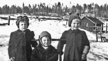 Asemasotavaiheessa 21.3.1943 oli Häsälässäkin lunta ja kylän oikeita asukkaita paikalla. Kuvassa vas. Maija ja Erkki Mikkola ja Saara Pönni os Mikkola. (