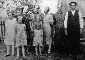 1938 perhekuvassa ovat takana vasemmalta: Elsa, Kerttu, Helga, Aune-serkku, edessä Elli ja Sylvia, oikealla emäntä Hilma ja isäntä Martti Mikkola. Taloa pitää nykyisin Kertun poika Ari Kaukonen. 