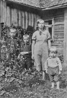 Maissa Martti aloitti pitkäkestoisen uransa puuastioden valmistajana ja muutti v.1932 Lappeen Haapajärvelle. Vuonna 1935 Haapajärvellä otetussa kuvassa ovat lapset vasemmalta: Erkki s.1923, Vilho s.1925, Milja s.1920, Paavo s.1932  