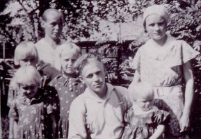 Uutelan toinen veljes Hugo Mikkola pitää sylissään Pirkko- tytärtään ja äiti- Hilja seisoo takana. Saman kankaisissa leningeissään ovat vasemmalla edessä Hilkka ja takana Helli ja Elma. Lasten takana on Eemelin vaimo Tyyne Mikkola. Hugo kaatui 30.11.1941 Seesjärven kaakkoispuolen Suurlahdessa. Kuva on vuodelta 1937.  