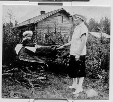 Hakalaksi ja Päivöläksi kutsuttu tila RNo 2:30 Päivärinta kehittyi Suur-Mikkolan jaossa v.1905 syntyneistä Joukaisten tiloista. Sen ensimmäinen isäntäpari olivat Antti s.1857 ja Akneta o.s. Turkia s.1858. Seuraavat isännät Iivari Antinpoika Joukainen s.1894 ja vaimonsa Alma o.s. Syrjänen s.1900 Lopella. Lapset: Mikko s.1922, Eeva s.1937 ja Aino s.1938. Kuvassa Alma ja Mikko noin vuonna 1923 -24. Taustalla Hakalan tupa.  