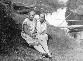 Repokankaan tyttäret vas. Toini s. 1908, aviopuoliso Juho Ronimus ja Ester s.1911, puoliso Muisto Lammi. Kuva on otettu Repokankaan talon paikkeilla Kolkkasjoen (Tervajoki) rannassa. Taustalla kaiteella varustettu porraspuu. 
