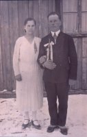 Hilja s.1906 avioituu vuonna 1932 Eino Veijalaisen s.1903 kanssa ja perhe asettuu Tervajoen kylään. Eino oli Vahvialan kunnan palopäällikkö. 