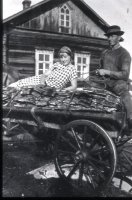 Saskan Mikkolan tyttäristä Albertiina s.1883 avioitui Toistuvan Anton Suuroselle s.1880 ja muutti USA:han. Aune-tytär s.1907 lomaili Suomessa vuonna 1927, niin kuin veljensä Urhokin s.1902. Kuvassa Aune serkkunsa Saskan Mikkolan Vilhon s.1901 kyydissä. Kärri on palaamassa ehkä Huotarista, jossa oli pärehöylä. Taustalla Saskan Mikkola ennen laudalla vuoraamista.  