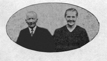 Ison- Mikkolan isäntänä 1900- luvulla tunnettiin Matti Eliaanpoika Mikkola s.1874. Lapset olivat kahdesta vaimosta: Sofia o.s. Lavonen k.1910 ja Helena Matintytär o.s. Joukainen s.1883 Yläjoukaiselta.  