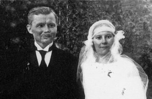Simo Matinpoika Joukainen s. 1886 ja puolisonsa Anna o.s. Hämäläinen avioituivat vuonna 1923. He asettuivat Jääsken Ensoon. Lapset: Mirjam s.1925, Hilkka s. 1927 ja Terttu s.1929. 