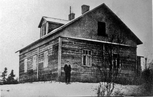 Yläjoukaisen talo asemasotavaiheen aikana. Talon vasemmassa seinässä on vaaleita korjaushirsiä. Venäläiset ampuivat Kirkko- tai Pullovuorten bunkkereistaan tykillä talon seinään. Joukaisen talo merkittiin isossa jaossa Häsälä RNo 1:ksi. Tilalla asui kolme sukuhaaraa, joista yksi ajautui vähävoimaiseksi ja asujiksi tuli uusi suku Suuroselta. Vuonna 1854 alkuperäinen maakirjatalo halottiin kolmeksi; RNo 1:1 Jättöllä (Jeremias Suuronen), 1:2 Alajoukainen ja 1:3 Yläjoukainen. Isäntänä oli 1800- luvun lopussa Matti s.1831, jolla mm. pojat eri äideistä: Antti s.1860 ja Matti s.1881.  