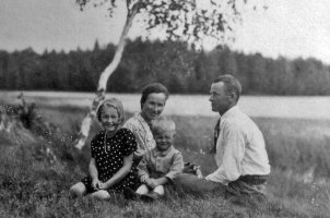 Maria avioitui v.1928 Eino Tillin s.1905 kanssa, joka tuli Höytiölle ja toi taloon nimen Tilli. Perheen lapset: Kirsti s.1929, Veikko s.1933 ja Keijo s.1942. Tässä kuvassa vasemmalta Kirsti, Maria, Veikko ja Eino. Taustalla Höytiö järvi. Keijo ja puolisonsa Mirjami o.s. Eerikäinen s.1945 asuvat nykyisin Höytiön taloa.  