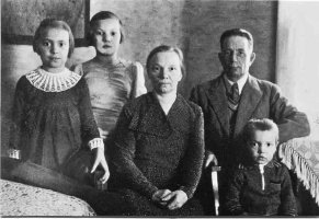 Metsätyönjohtaja Mikko Mustonen vaikutti Häsälän alueella. Hän vuokrasi Vanhan Turkian talon noin v. 1936 -37 ja perhe asui siinä sotiin asti. Mustosen perhe vas. Vappu, Sylvi, äiti-Miina, isä- Mikko ja Veikko.  
