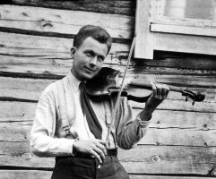 Valmius talkootansseihinkin on omasta takaa. Väinö Mikkola on virittänyt viulunsa ja on valmiina soittamaan vaikka ”kiperän polkan”!  